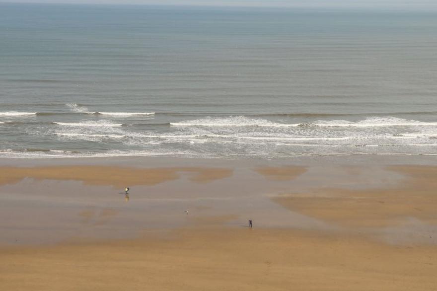 SEASCAPE VILLA, character holiday cottage, with hot tub in Filey
