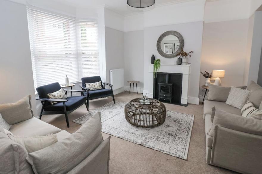 SEASCAPE VILLA, character holiday cottage, with hot tub in Filey