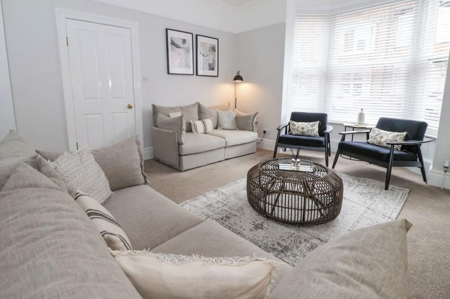SEASCAPE VILLA, character holiday cottage, with hot tub in Filey