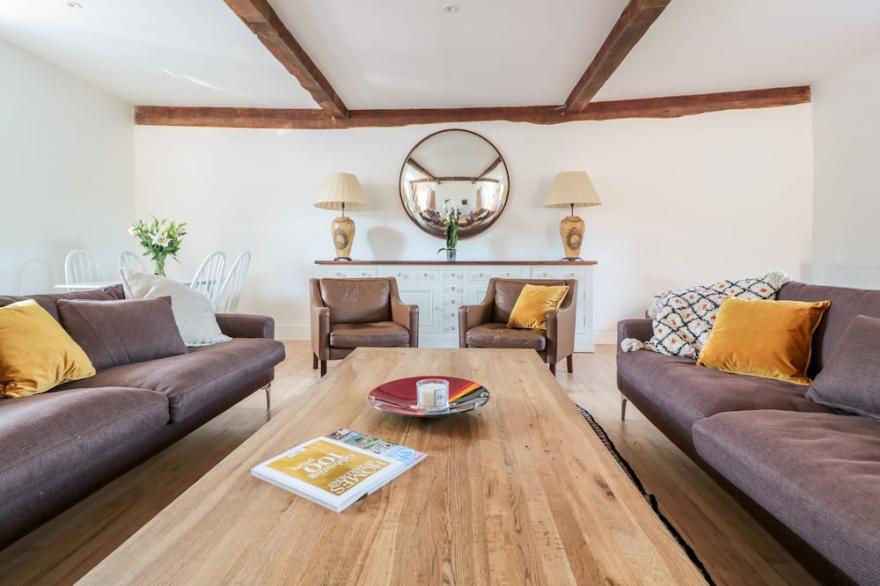 CARRIAGE HOUSE, character holiday cottage, with hot tub in Presteigne