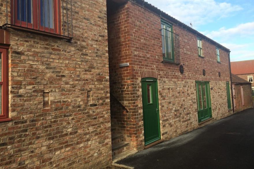 Converted farmstead that sleeps 26; 6 showers, 2 baths;table tennis; sauna; gym.