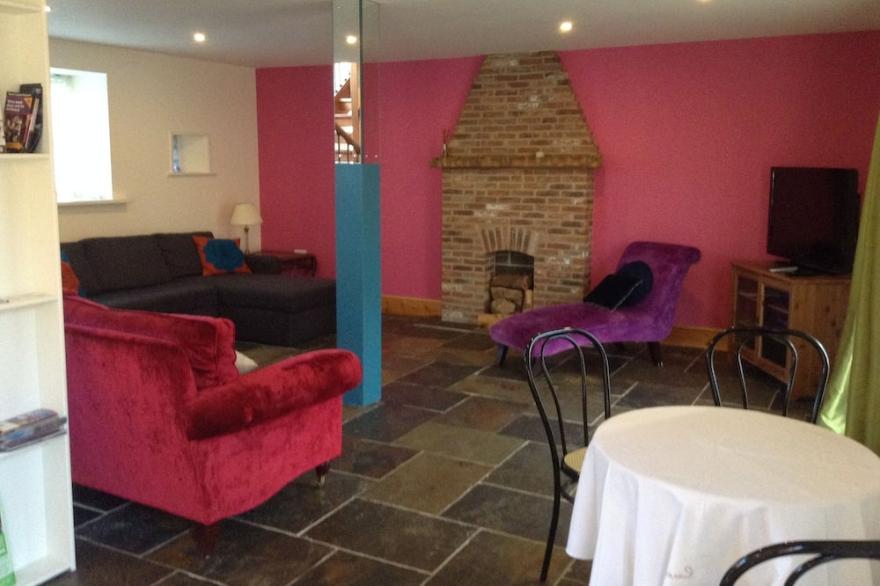 Converted farmstead that sleeps 26; 6 showers, 2 baths;table tennis; sauna; gym.