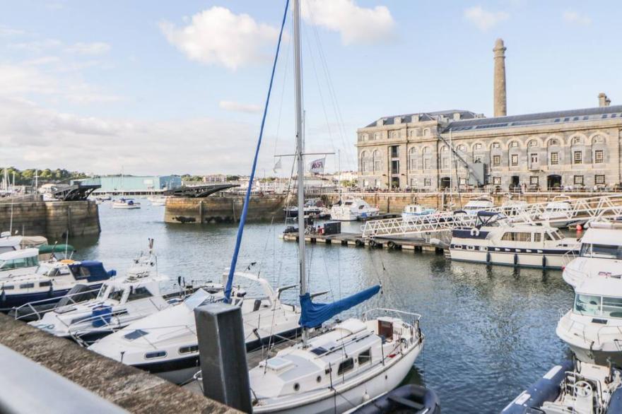 CLARENCE RIVERSIDE, ROYAL WILLIAM YARD, romantic in Plymouth