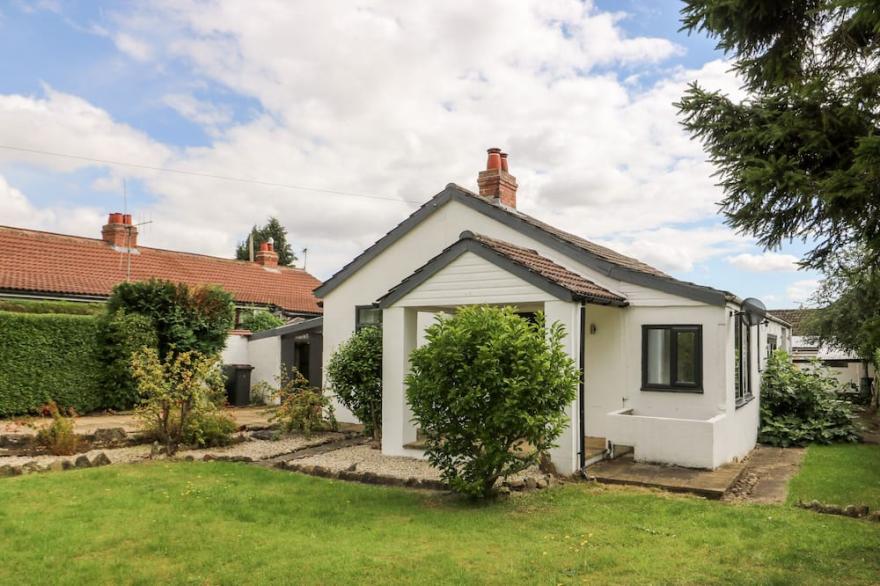 INGLENOOK, pet friendly, character holiday cottage in Ripon