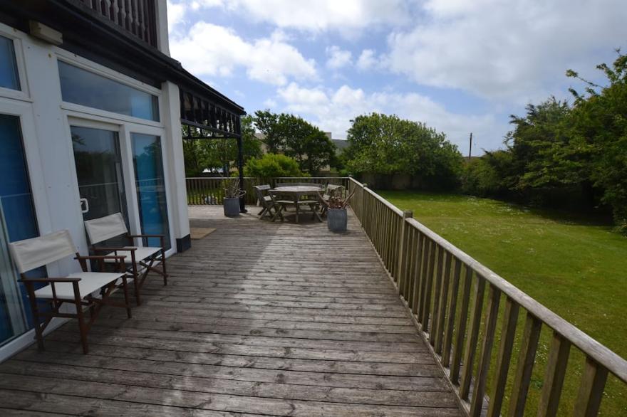 3 Bed Ground floor apertment minutes from the Beach!