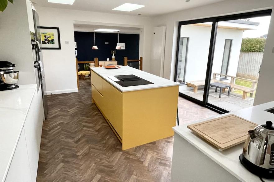Modern spacious 3 bed house close to the beach