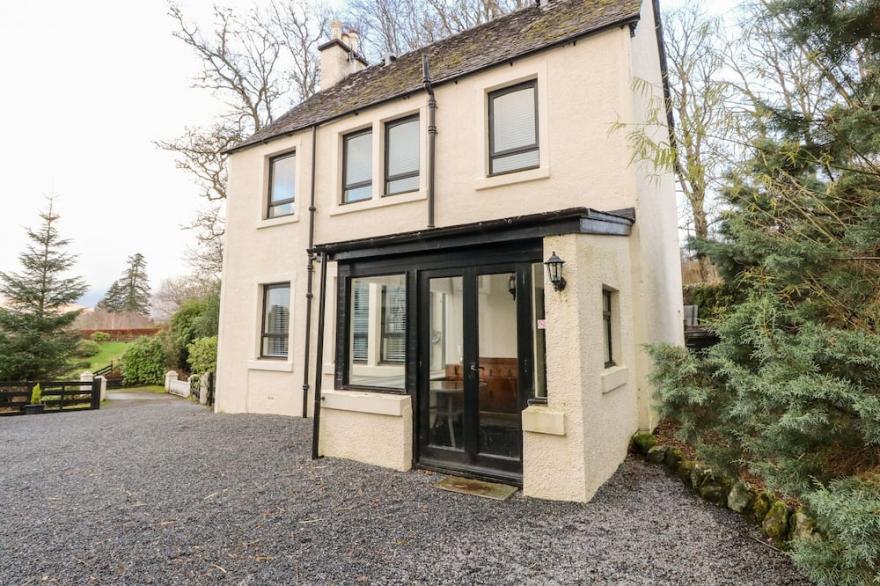 BURNSIDE HOUSE, family friendly, with a garden in Lochawe