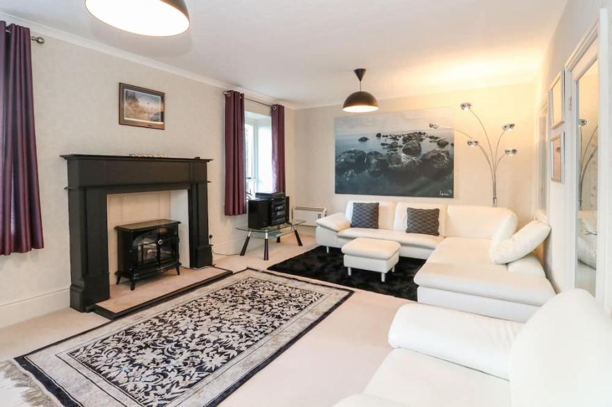 BURNSIDE HOUSE, family friendly, with a garden in Lochawe