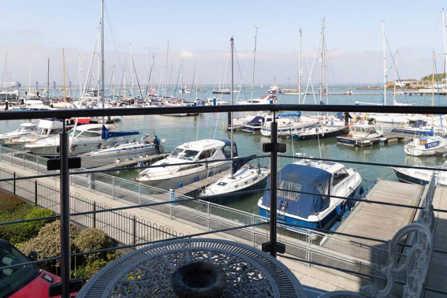Luxury Cowes waterfront apartment with stunning panoramic marina & sea views
