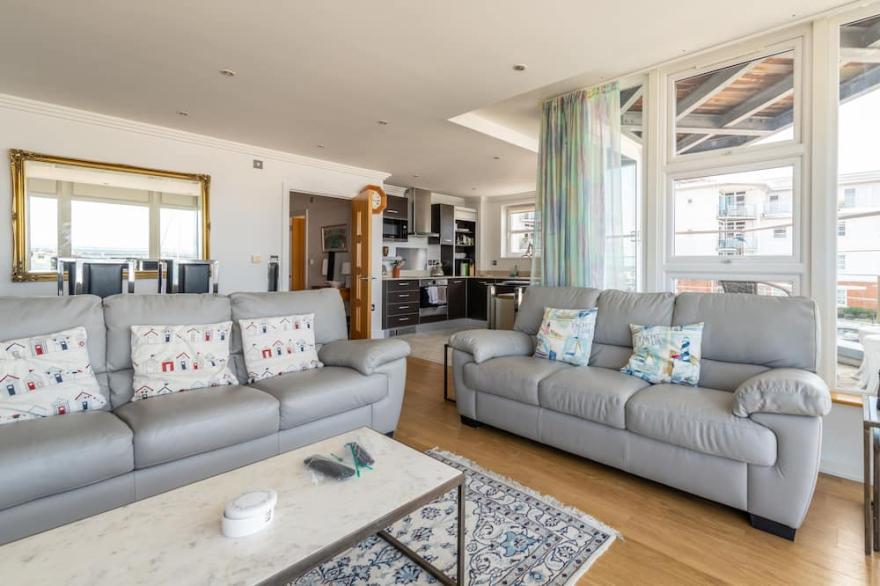 Luxury Cowes waterfront apartment with stunning panoramic marina & sea views