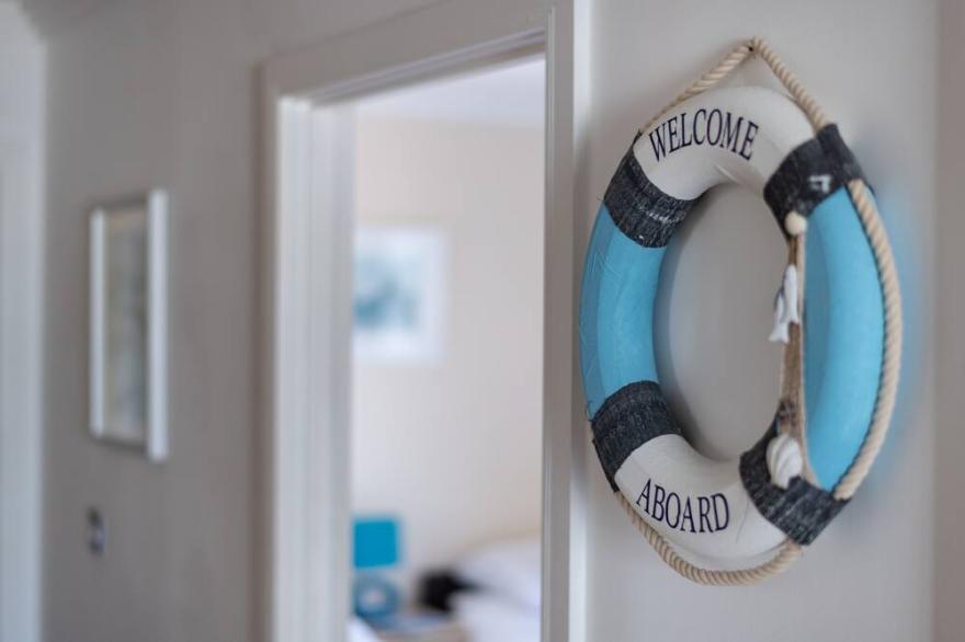 Luxury Cowes waterfront apartment with stunning panoramic marina & sea views