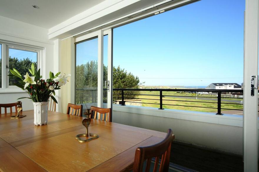 Luxury Art Deco house directly opposite the beach