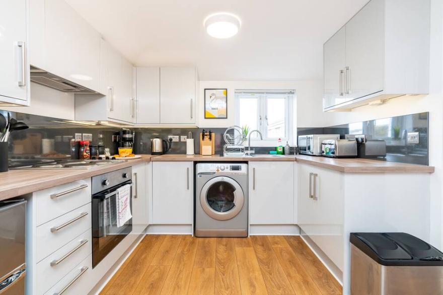 Town Centre Apartment With 4k 55” Smart TV+Netflix+Amazon Prime TV, Super King