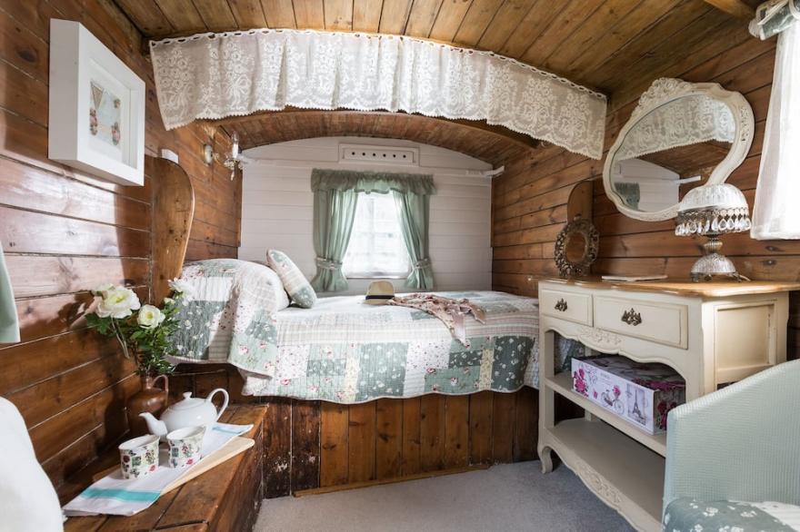 Quirky home with romantic shepherds' hut bedrooms and pretty garden near Padstow