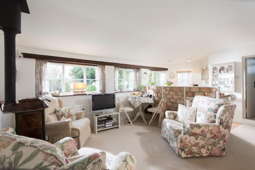 Quirky home with romantic shepherds' hut bedrooms and pretty garden near Padstow