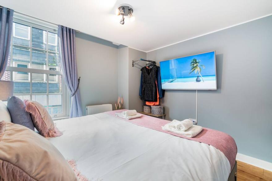 Central Apartment, 4k 55” Smart TV + Netflix + Amazon Prime TV, Super King Bed
