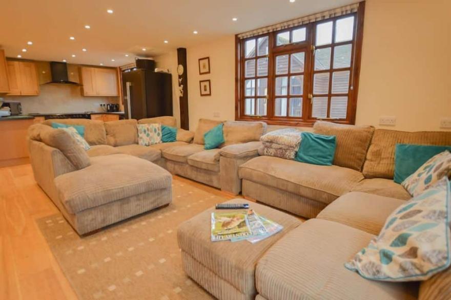 The Cotswold Manor Byre, Exclusive Hot Tub, Games Barn, 70 acres of Parkland