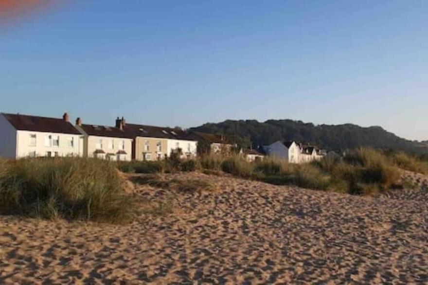 Lovely house on the beach front in Llansteffan