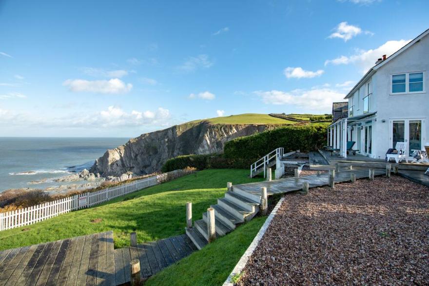Superb house and panoramic views,overlooking the sea. Devon surfing coast.