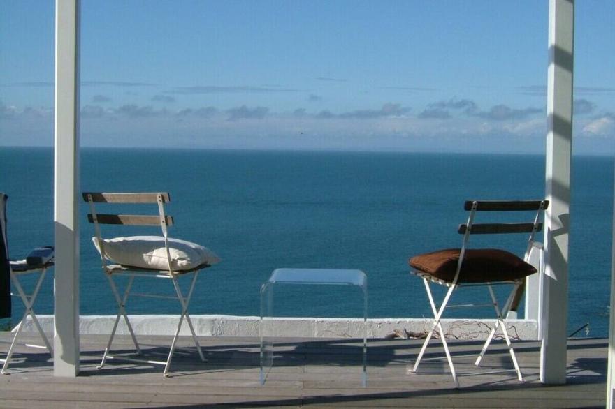 Superb house and panoramic views,overlooking the sea. Devon surfing coast.