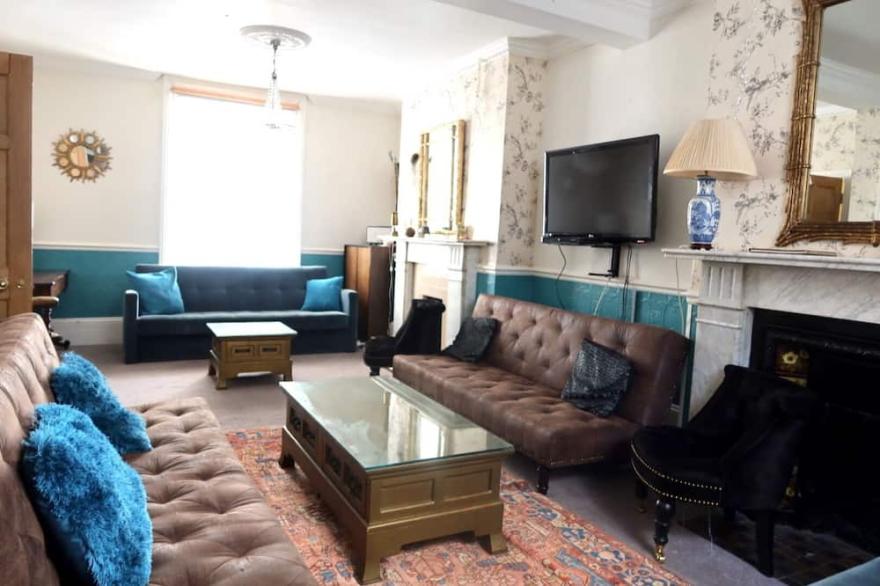 Centrally located 4 bedroom house sleeps 20 (16 in beds and 4 on sofa beds)