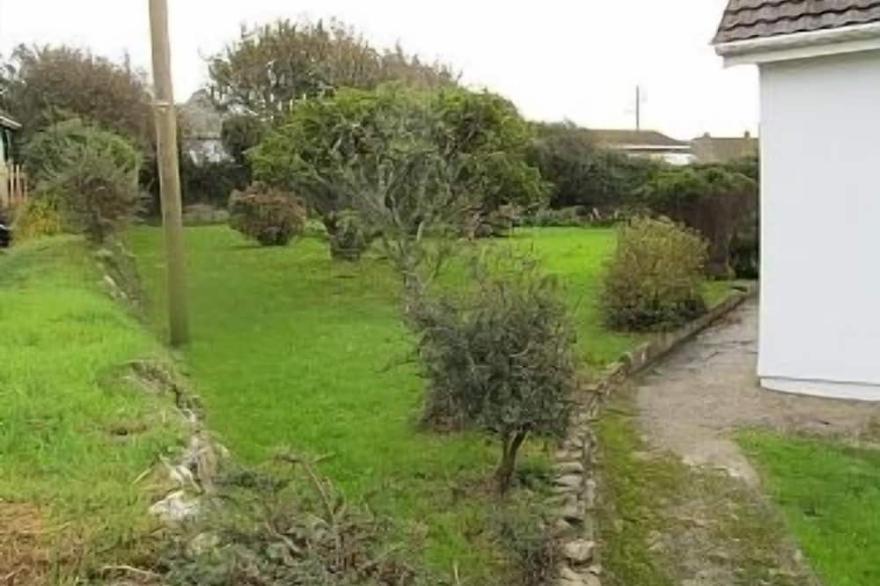 Family and pet friendly bungalow with garden in pretty Cornish fishing village