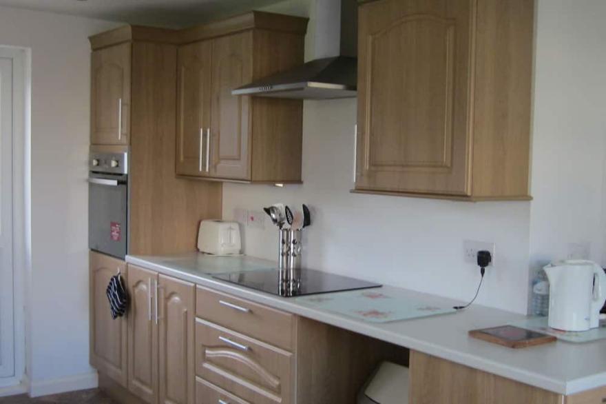 Family and pet friendly bungalow with garden in pretty Cornish fishing village
