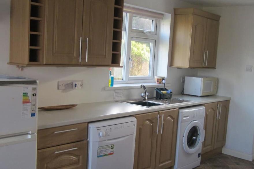 Family and pet friendly bungalow with garden in pretty Cornish fishing village