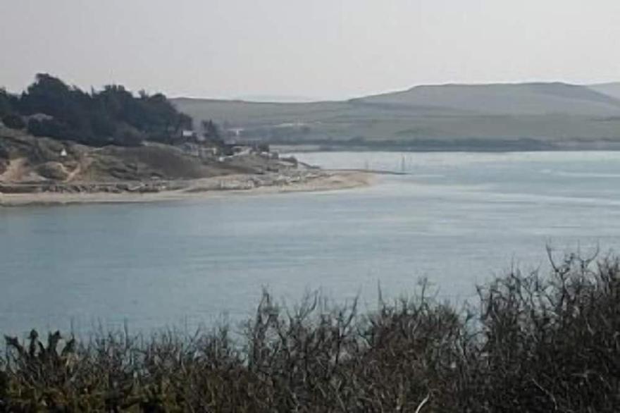 Detached Cottage, Fabulous Estuary Views, Dog Friendly, 10 min walk to harbourto