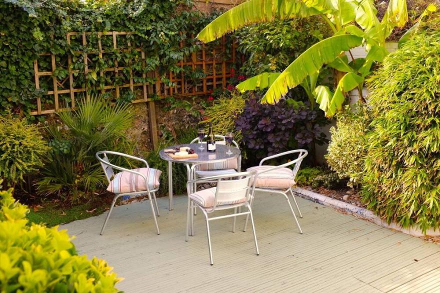 Elegant 2 bedroom Regency apartment with secluded garden. Sea views. Sleeps 4