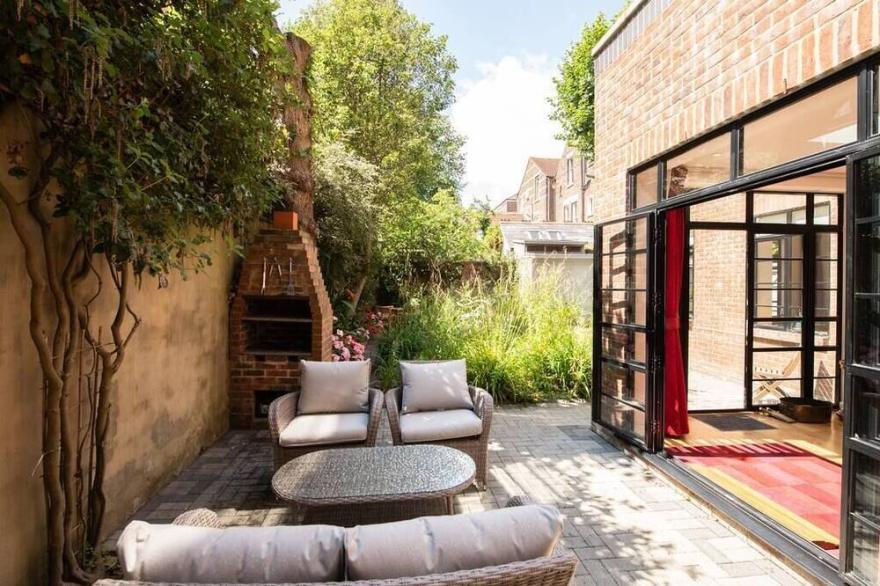 Sunlit Art-deco 2-bdr with wildflower garden