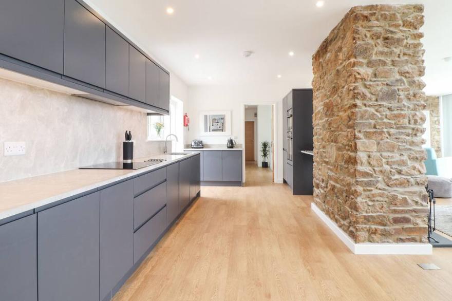 BOSCREGAN, family friendly, country holiday cottage in Porthleven