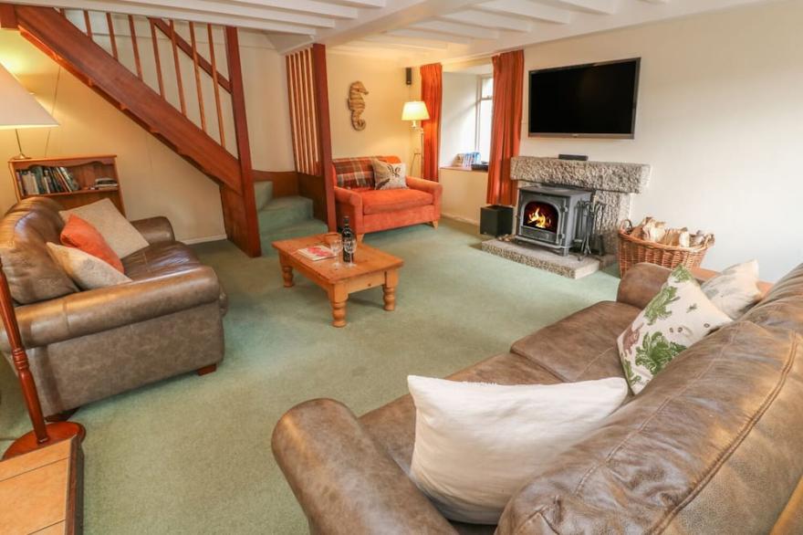 LAMPRA MILL COTTAGE, pet friendly, with a garden in Mullion