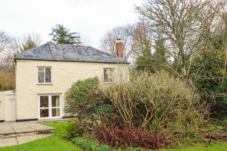 LAMPRA MILL COTTAGE, pet friendly, with a garden in Mullion