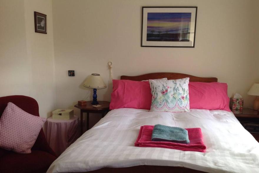 2 Bedroom Top Floor Flat Within 40 mins  of Edinburgh, Good Transport Links