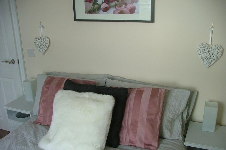 Comfy, 3 Bedroom Apartment, Sleeps 6