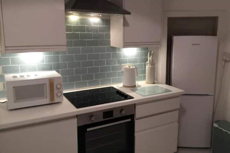Cozy corner ground floor flat close to the sea!