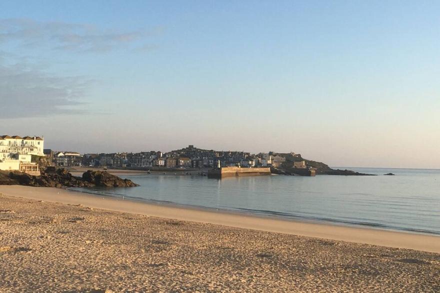 Carbis bay Sea view Apartment With Shared Gardens And Private Parking.