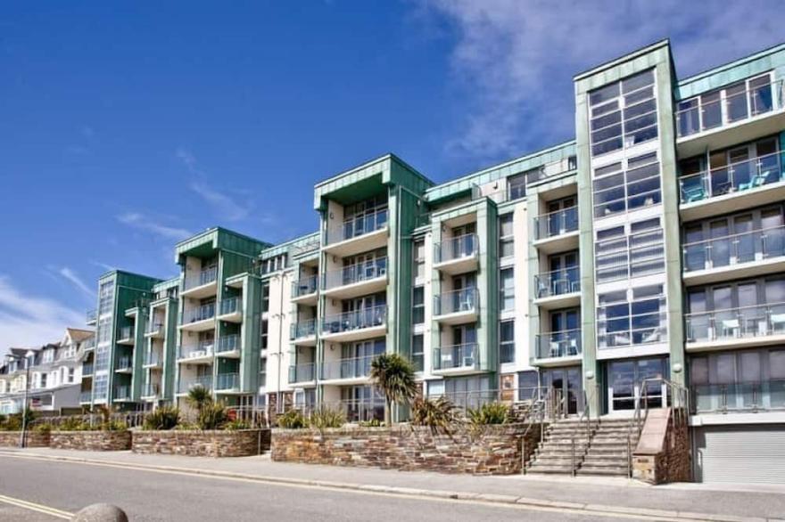 9 Zinc Modern apt, amazing Fistral views & sunsets. Close to golf course.
