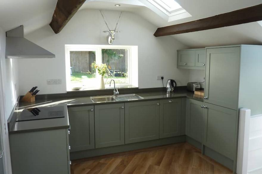 Quaint Lakeland Detached 2 bed cottage With Garden Views of Lake Windermere