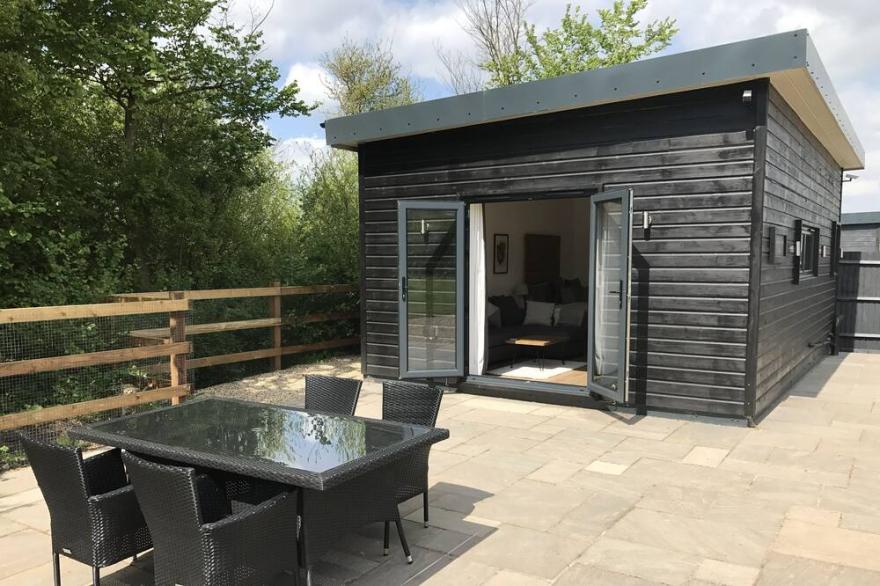 Luxury Cabin near Legoland, Windsor, Ascot and Lapland with enclosed garden