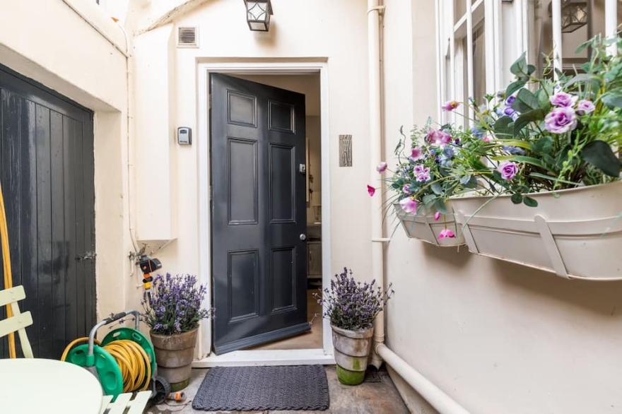 Next To Kensington Gardens Fabulous Studio With Own Entrance In Private House
