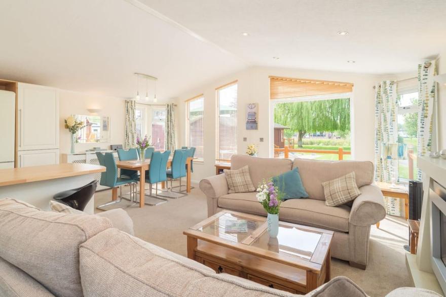 Stunning south facing lodge with river views in Shakespeare's Stratford.