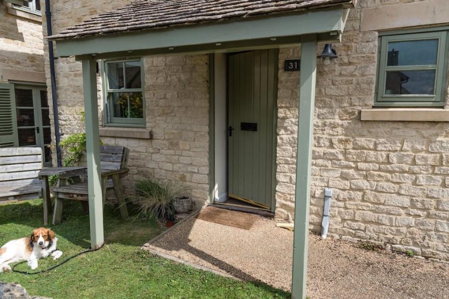 Cosy family cottage on Cotswold nature reserve