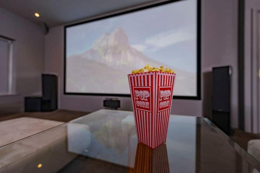 Magnificant 9 Bedroom Georgian House, indoor pool, cinema room, Sleeps 18-22