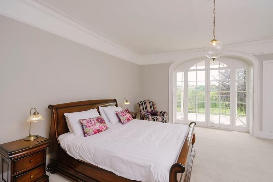 Magnificant 9 Bedroom Georgian House, indoor pool, cinema room, Sleeps 18-22