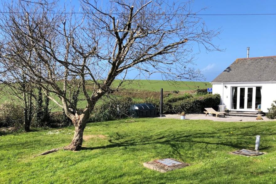 Beautiful, well equipped, coastal cottage with parking in excellent location