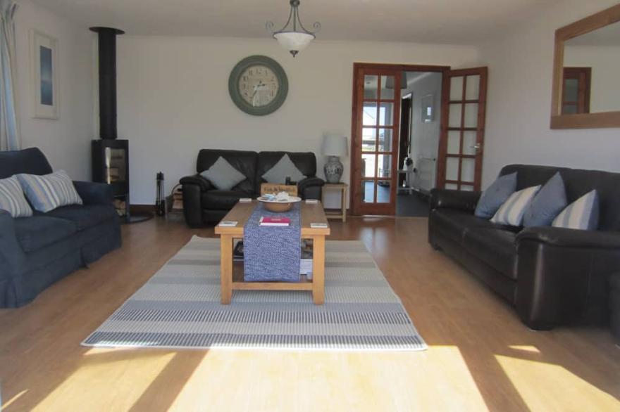 Beautiful, well equipped, coastal cottage with parking in excellent location