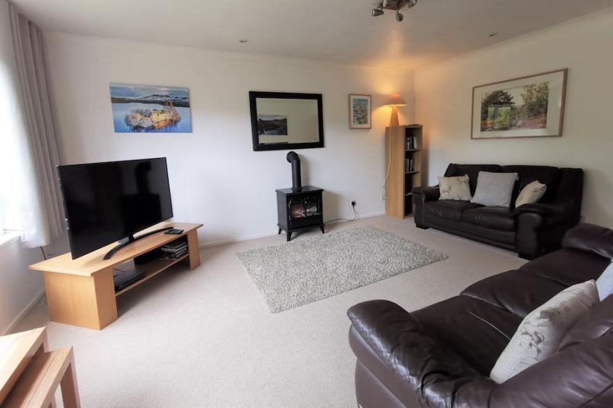 Silver Trees - holiday home with hot tub in lovely garden - child/pet friendly