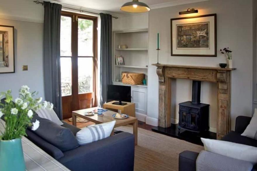Moonsail in Cadgwith Cove- sleeps 4 guests  in 2 bedrooms